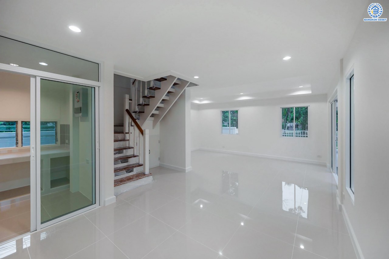 บ้านมือสองตกแต่งใหม่ โครงการ ชัยพฤกษ์ บางบัวทอง จากแบรนด์ LH หลังใหญ่กว่า 62.6 ตร.ว. ฟังก์ชัน 3 ห้องนอน 2 ห้องน้ำ จอดรถได้ 2 คัน พร้อม Facilities ครบครัน บนทำเลเดินทางสะดวก ติดถนนบางกรวย-ไทรน้อย ใกล้เซ็นทรัลเวสต์เกต และรถไฟฟ้าสายสีม่วง "สถานีบางพลู"...